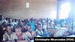 Les classes sont surchargés au Burundi, le 3 novembre 2017. (VOA/Christophe Nkurunziza)