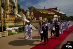 សម្តេច​ព្រះ​មហាក្សត្រ​ នរោត្តម​ សីហមុនី ទ្រង់​យាង​មក​ដល់​មេរុ​ ក្នុង​ពិធី​បុណ្យ​សព​លោក​ ជា​ ស៊ីម អតីត​ប្រធាន​គណបក្ស​ប្រជាជន​កម្ពុជា​និងអតីត​ប្រធាន​ព្រឹទ្ធសភា កាល​ពី​ថ្ងៃ​ទី​ ១៩​ ខែ​មិថុនា ឆ្នាំ​២០១៥។​ (នូវ​ ពៅ​លក្ខិណា/VOA)