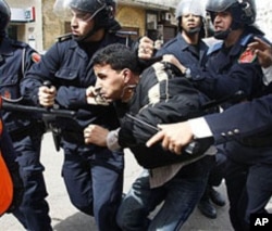 Des policiers arrêtant un manifestant à Casablanca en mars 2011