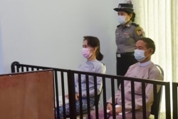 រូប​ឯកសារ៖ អ្នកស្រី Aung San Suu Kyi មេដឹកនាំមីយ៉ាន់ម៉ា​ដែល​ត្រូវ​ដក​ចេញ​ពី​តំណែង​និង​អតីត​ប្រធានាធិបតី Win Myint បង្ហាញ​ខ្លួន​នៅ​តុលាការ​មួយ​កន្លែង​នៅ​រដ្ឋធានី​ណៃពិដោ កាល​ពី​ថ្ងៃ​ទី​២៤ ខែ​ឧសភា ឆ្នាំ​២០២១។
