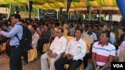 ប្រជាពលរដ្ឋ​ដែល​មាន​សិទ្ធិ​បោះឆ្នោត បាន​ចោទ​សួរ​បេក្ខជន​មក​ពី​គណបក្ស​នយោបាយ​បួន​ធំៗ នៅក្នុង​កិច្ច​ពិភាក្សា​តស៊ូ​មតិ​មួយ នៅឃុំវត្តតាមិម ខេត្ត​បាត់ដំបង កាលពីថ្ងៃទី២២ ខែឧសភា ឆ្នាំ២០១៧។ (សុខ ខេមរា/VOA)