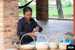 ស្រ្តីជាអ្នកធ្វើនិងលក់វត្ថុអនុស្សាវរីយ៍ធ្វើដោយដៃនៅក្នុងបរិវេណតំបន់ប្រាសាទសំបូរព្រៃគុក ថ្ងៃទី១៣ ខែកក្កដា ឆ្នាំ២០១៧។ តំបន់​ប្រាសាទ​សំបូរ​ព្រៃគុក​ គឺ​ជា​ប្រាសាទ​ខ្មែរ​ទី៣ ដែល​ត្រូវ​បាន​បញ្ចូល​ជា​បេតិកភណ្ឌ​ពិភពលោក​របស់​អង្គការ UNESCO​ កាល​ពី​ដើម​ខែ​កក្កដា​ ឆ្នាំ​២០១៧។ (ស៊ុន ណារិន/VOA)
