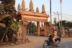 ក្លោងទ្វារ​ចូលវត្ត​ជម្ពូវ័ន​ ដែល​មានព្រះសង្ឃ​ចំនួន​៣១​ព្រះអង្គ នៅក្នុង​ស្រុក​ស្អាង ​ខេត្ត​កណ្តាល ថ្ងៃទី៥ ខែមេសា ឆ្នាំ២០២០។ (ផន បុប្ផា/VOA )