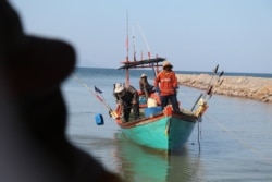ប្រជានេសាទបើកទូករបស់ពួកគេនៅក្បែរផ្សារក្តាម ក្រុងកែប កន្លែងចាក់ដីលុបឆ្នេរសមុទ្រក្នុងខេត្តកែប កាលពីថ្ងៃទី២៧ ខែធ្នូ ឆ្នាំ២០២១។ (ស៊ុន ណារិន/វីអូអេ)