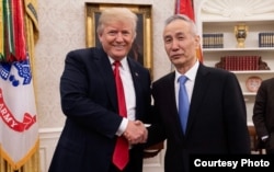 美國總統川普在白宮橢圓形辦公室會晤中國貿易談判代表團的團長、習近平的經濟顧問劉鶴副總理(川普推特)