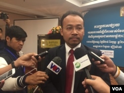​លោក​ ព្រាប​ កុល​ ​នាយក​ប្រត្តិ​បតិ្តអង្គការ​តម្លាភាព​កម្ពុជា​ ប្រាប់​អ្នកសារព័ត៌មាន​នៅ​ថ្ងៃ​ទី​ ២៨​ ខែ​ កុម្ភៈ​ ឆ្នាំ​ ២០១៧​ ថា​ ការ​សូកប៉ាន់​មន្ត្រី​រដ្ឋាភិបាល​ថយចុះ​ តែ​អំពើពុករលួយធំៗ​នៅ​តែ​ជា​ក្តី​បារម្ភ​មួយ។​ (ហ៊ុល រស្មី​/VOA)