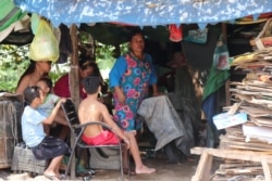 អ្នក​ស្រី​ ភិន​ មុំ​ វ័យ​៤៩ ប្រកប​របរ​រើស​អេតចាយ​នៅ​ភ្នំពេញ​អស់​រយៈ​ពេល​ប្រាំបី​ឆ្នាំ​មក​ហើយ​ បាន​ប្រាប់​វីអូអេ​ថា ​អ្នកស្រី​ពិបាក​ក្នុង​ការ​រក​ប្រាក់​ដើម្បី​ជួយ​ឧបត្ថម្ភ​គ្រួសារ ​ដោយសារ​តែ​ការ​រីក​រាលដាល​នៃ​ជំងឺ​កូវីដ​១៩។ (ផន បុប្ផា/VOA )