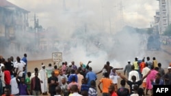Des jeunes protestent à Conakry le 28 sep. 2012