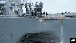 美國海軍導彈驅逐艦“約翰·S·麥凱恩號”在新加坡附近海域與一艘商船相撞後受損。