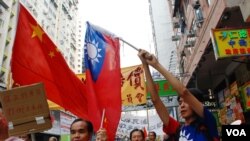 香港保釣遊行隊伍同時出現兩岸的五星紅旗及青天白日滿地紅旗
