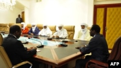 Le président Compaoré (à dr.) rencontre une délégation d'Ansar Dine à Ouaga, le 6 nov. 2012