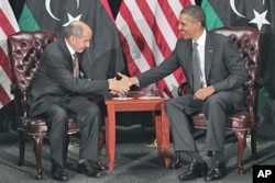 Le président Obama (à dr.) a rencontré le chef du CNT libyen, Mustafa Abdel Jalil, le mardi 20 septembre, à l'ONU