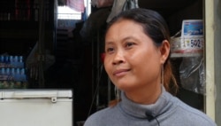អ្នកស្រី ប្រាក់ សារី​ អាយុ៤០ឆ្នាំ​ រស់នៅ​ក្នុង​ស្រុកពាមរក៍​ ខេត្តព្រៃវែង ​ថ្ងៃ​ទី២៣​ ខែកក្កដា​ ឆ្នាំ២០២០។​ (ហ៊ាន​ សុជាតា​/វីអូអេ)