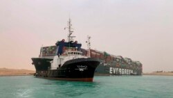 Un remorqueur aide le cargo bloqué dans le Canal de Suez, le 24 mars 2021.