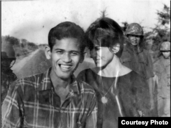 លោកស្រី Kate Webb (ស្តាំ) ជាមួយ​នឹង​លោក ឈីម សារ៉ាត់ អ្នក​បើក​រថយន្ត​ឲ្យ​លោកស្រី​ដែល​ត្រូវបាន​ចាប់​ខ្លួន ហើយ​សម្លាប់។ (Sylvana Foa/មជ្ឈមណ្ឌល​ឯកសារ​កម្ពុជា)