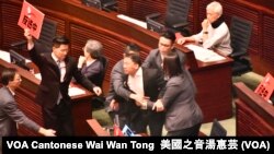 民主黨主席胡志偉不滿林鄭月娥的回應斷章取義，出言責罵被逐離場 (攝影：美國之音湯惠芸）