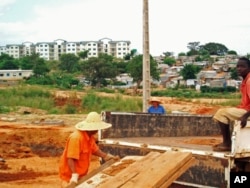 Especulação abunda. Alguns populares receiam que esta obra chinesa junto ao Vida Nova tenha provocado a ruptura de uma conduta de gás.