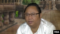 លោក នាង សុវណ្ណាតារា គឺជា​គ្រូ​បង្រៀន​សិល្បៈ​បុរាល​ខ្មែរ​នៅ​ទីក្រុង​ឡូវែល រដ្ឋ​ម៉ាសាឈូសេត កាលពី​ថ្ងៃទី២ ខែសីហា ឆ្នាំ២០១៦។ (VOA Khmer)