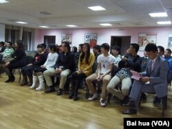 喀山大学的中国和其他国家留学生。前排右起第四人是耿同学。(美国之音白桦拍摄)