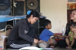 អ្នកស្រី​ សំ សម្ផស្ស​ អង្គុយធ្វើរូបសត្វ​ពី​ផ្លែដូង​ស្តរ​។ រូប​សត្វ​មួយ​ អ្នកស្រី​អាច​លក់បាន​ក្នុងតម្លៃ​ប្រមាណ​ ១ម៉ឺន​រៀល​ ទៅ​១ម៉ឺន៥ពាន់​រៀល នៅ​ភូមិគោក​គ្រើល​ ឃុំ​លាង​ដៃ​ ស្រុកអង្គរ​ធំ​ ខេត្ត​សៀមរាប នៅ​ថ្ងៃទី ២២ ខែ​កក្កដា​ ឆ្នាំ​២០២០។​ (ផន​ បុប្ផា/វីអូអេ)