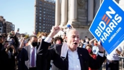參議院少數黨領袖舒默（Senate Minority Leader Chuck Schumer, D-NY）2020年11月7日參與慶祝拜登勝選遊行。