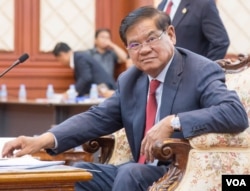 រូបឯកសារ៖ លោក ​ស​ ខេង រដ្ឋមន្រ្តី​នៃ​ក្រសួង​មហាផ្ទៃ​ ថ្លែង​ទៅមន្រ្តី​ប៉ូលិស​និង​អភិបាល​នានា​ក្នុង​ការ​ប្រជុំ​នៃ​របាយការណ៍​បូកសរុបចំនួនជន​អន្តោប្រវេសន៍​នៅ​ថ្ងៃ​សុក្រ​ ទី​១៩ សីហា ឆ្នាំ​២០១៦ នៅ​រាជធានី ភ្នំពេញ។​ (ឡេង ឡែន/VOA)