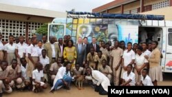 Des élèves togolais venus participer au "Molab", un projet piloté par l'ambassade des États-Unis à Lomé, pour familiariser les jeunes avec les sciences, la technologie et la culture, 12 janvier 2018. VOA / Kayi Lawson