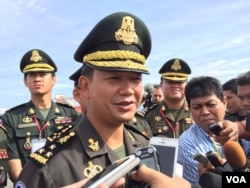 រូបឯកសារ៖ លោក ហ៊ុន ម៉ាណែត ​មេ​បញ្ជាការ​នៃ​បញ្ជាការ​ដ្ឋាន​ជាតិ​កម្លាំង​ពិសេស​ប្រឆាំង​ភេរវកម្ម និង​ជា​កូន​ប្រុស​ច្បង​របស់​លោក​នាយក​រដ្ឋមន្រ្តី ហ៊ុន សែន និយាយ​ទៅ​កាន់​អ្នក​សារព័ត៌មាន ក្នុង​ពិធី​បើក​ការ​ប្រកួត​កីឡា​កង​យោធពល​ខេមរ​ភូមិន្ទ​ឆ្នាំ​២០១៧ នៅ​មជ្ឈ​មណ្ឌល​កោះ​ពេជ្រ នៅ​រាជធានី​ភ្នំពេញ កាលពី​ព្រឹក​ថ្ងៃទី៥ ខែ​មករា ឆ្នាំ​២០១៧។ (កាន់ ​វិច្ឆិកា/VOA)