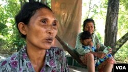 អ្នកស្រី ឡុង ថុន​ កសិករ​នៅ​ក្នុង​ខេត្ត​កណ្តាល​ ចម្ងាយ​ប្រមាណ​៤០​គីឡូម៉ែត្រ​ពី​ទីក្រុង​ភ្នំពេញ មាន​កូន​បី​នាក់​កំពុង​ជួប​ការ​លំបាក​ក្នុង​ជីវភាព​ដោយ​សារ​ការ​រាំងស្ងួត​នៅ​ក្នុង​ឆ្នាំ​នេះ។ គ្រួសារ​អ្នក​ស្រី​ស្ថិត​នៅ​ក្នុង​ចំណោម​ក្រុម​គ្រួសារ​ប្រមាណ​២​លាន​គ្រួសារ​ដែល​កំពុង​ជួប​ប្រទះ​ភាព​រាំង​ស្ងួត។ (ផន បុប្ផា/VOA)