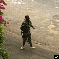 Costa do Marfim: Antigo chefe militar pede aos fieis de Gbagbo para deporem as armas