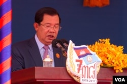 រូបឯកសារ៖ លោក​នាយករដ្ឋមន្ត្រី​ហ៊ុន​ សែន​ ថ្លែង​សុន្ទរកថា​នៅ​ក្នុងពិធី​រំឭក​ខួប​ថ្ងៃ​៧​ មករា​ លើក​ទី​៣៨​ នៅឯទីស្នាក់ការ​គណបក្ស​ប្រជាជន​កម្ពុជា​ ក្នុង​រាជធានីភ្នំពេញ​ កាល​ពី​ថ្ងៃ​ទី​៧​ ខែ​មករា​ ឆ្នាំ​២០១៧។​ (ហ៊ាន សុជាតា/ VOA)