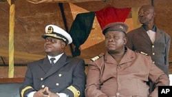 General António Indjai (à direita) com o almirante Zamora Induta, que derrubou da chefia das forças armadas, em Abril de 2010. Dois anos mais tarde, caíram os líderes civis.