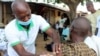 Vaccination contre le COVD-19 à l'extérieur d'une mosquée dans la banlieue d'Abuja, au Nigeria, le 8 octobre 2021.