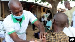 Vaccination contre le COVD-19 à l'extérieur d'une mosquée dans la banlieue d'Abuja, au Nigeria, le 8 octobre 2021.