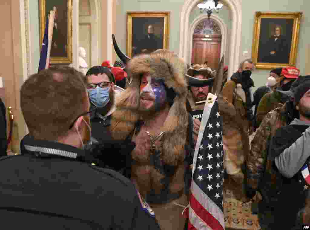 Les partisans du président américain Donald Trump entrent dans le Capitole américain le 6 janvier 2021 à Washington, DC. (Photo par Saul LOEB / AFP)