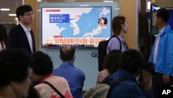 南韓首爾車站的電視屏幕在週六報導北韓地震的消息