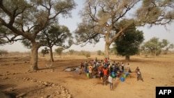 Des femmes et des enfants dans Bandiagara, Mali, le 13 fevrier 2005.