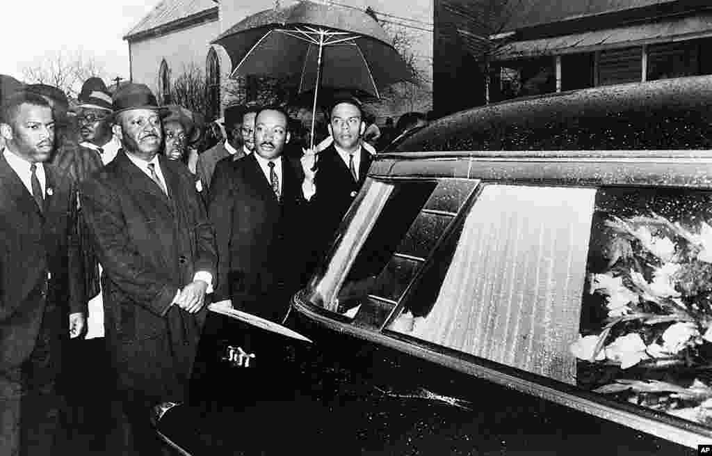 លោក Martin Luther King, Jr. និងសហការីដឹកនាំការដើរក្បួននៅពីក្រោយក្តារមឈូសរបស់លោក Lee Jackson ក្នុងពិធីបុណ្យសពមួយក្នុងក្រុង Marion រដ្ឋ Alabama កាលពីថ្ងៃទី១ ខែមីនា ឆ្នាំ១៩៦៥។