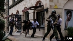 Maafisa wsa Usalama wa Kenya wakiwasaidia watu kutoka nje ya hoteli ya DusitD2 Nairobi, Kenya, hapo January 15, 2019.