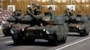 2013年10月27日阅兵式: 日本自卫队成员驾驶10式战车