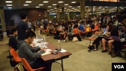 近百名學生參與4間大學退聯行動組及關注組與學聯代表的聯合論壇。（美國之音湯惠芸攝）