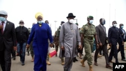 Ujumbe wa ECOWAS ukiongozwa na Rais wa zamani wa Nigeria Goodluck Jonathan uliwasili Mali Jumamosi.