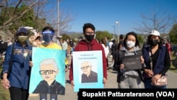 一些泰國裔美國人在加州洛杉磯中國城參加一次亞裔美國人活動，提醒人們注意針對亞裔美國人的仇恨事件上升的現象。(2021年2月20日)