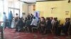 Certains médecins nigérians à la recherche d'emploi en Arabie Saoudite pressent à l'agence de recrutement à Abuja, le 30 août 2021.
