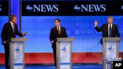 Jeb Bush y Donald Trump discuten con el senador Marco Rubio, que recibió la mayor parte de los ataques de sus rivales.