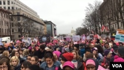 La marche des femmes à Washington DC, le 21 janvier 2017, contre les politiques de la nouvelle administration. Photo/VOA