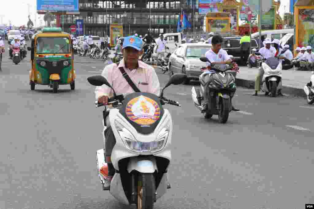 គណបក្សប្រជាជនកម្ពុជាដែលកំពុងដឹកនាំរដ្ឋាភិបាល នៅព្រឹកថ្ងៃសៅរ៍នេះ បានចាប់ផ្តើមយុទ្ធនាការឃោសនាបោះឆ្នោតដែលធំជាងគណបក្សនយោបាយផ្សេងៗ នៅរាជធានីភ្នំពេញ ថ្ងៃសៅរ៍ ទី២៩ ខែកក្កដា ឆ្នាំ២០១៨។ (ស៊ុន ណារិន/VOA)