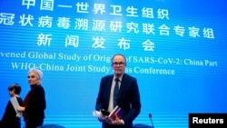 世衛組織新冠病毒源頭調查組專家組成員，丹麥科學家彼得·本·安巴雷克(Peter BenEmbarek)與中國方面在武漢召開聯合記者會。 （2021年2月9日）