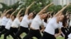 2018年6月17日，中国湖北襄阳，妇女练习瑜伽。