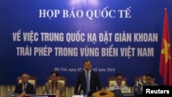អ្នក​នាំ​ពាក្យ​របស់​វៀតណាម​ លោក Le Hai Binh (រូប​កណ្តាល) ថ្លែង​នៅ​ក្នុង​សន្និសីទ​កាសែត​មួយ​ស្តី​ពី​ការ​ដាក់​ពង្រាយ​ម៉ាស៊ីន​បូម​ប្រេង​ពី​ផ្នែក​នៃ​សមុទ្រ​ចិន​ខាង​ត្បូង​ដែល​មាន​ជម្លោះ នៅ​ក្នុង​ក្រុង​ហាណូយ កាលពី​ថ្ងៃទី៧ ខែឧសភា ឆ្នាំ២០១៤។